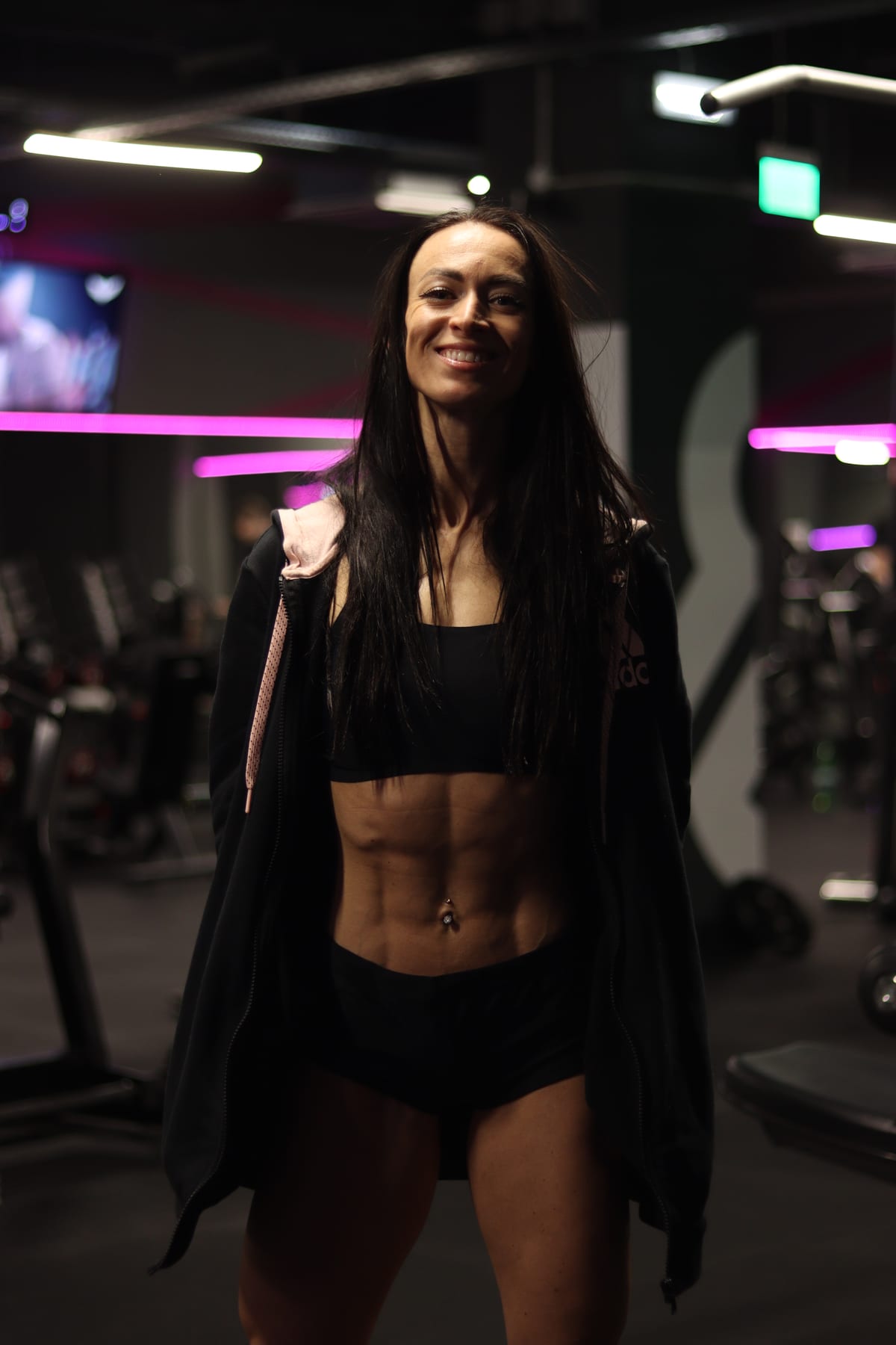 Ilyes Gabriella nevet, edzőruhája fölött nyitott kabát.